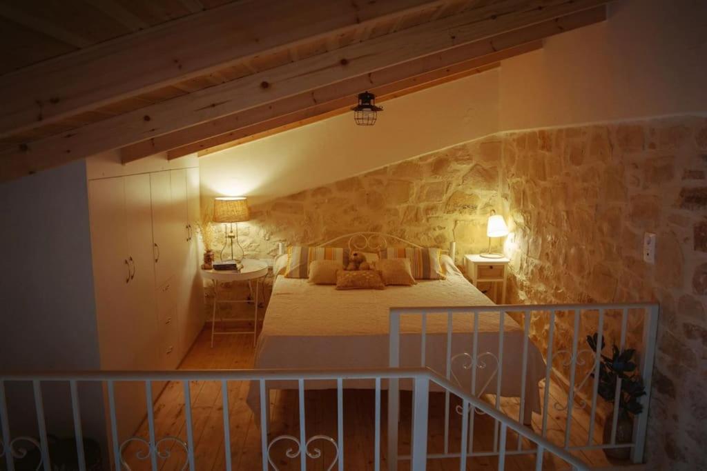罗希姆诺The Secret Ontas, Traditional stone house的卧室配有一张石墙床