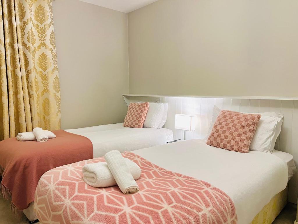 都柏林Lovely Spacious Apartment At Temple Bar的一间卧室配有两张带毛巾的床