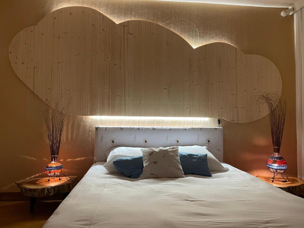 比埃什河畔阿斯普尔Villa Caprice à l'orée des bois的一间卧室配有一张带云形床头板的床