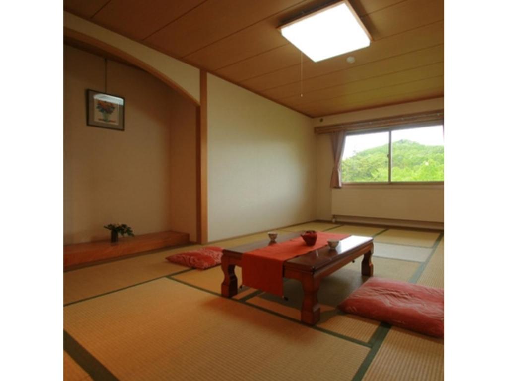 山之内町Hotel Mount Shiga - Vacation STAY 95224v的一个空房间,有桌子和窗口