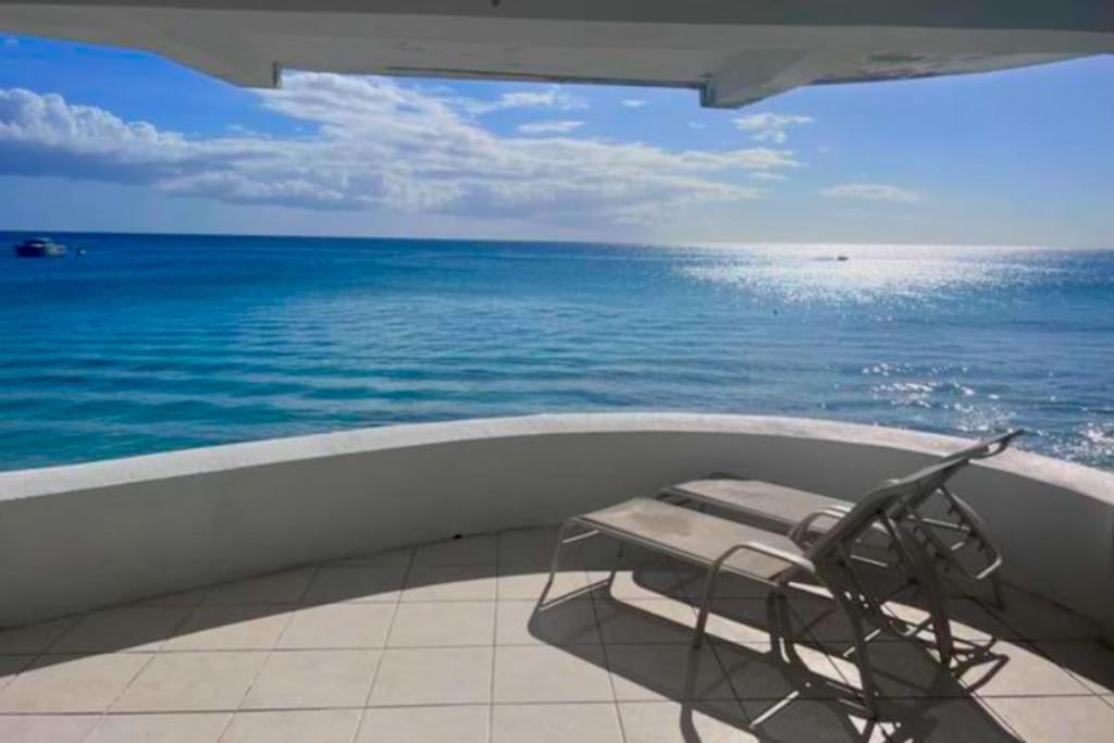 圣彼得教区Purple Rain - Direct Beach Access, 2 Bedroom, 2 Terrace Holiday Home Bliss的椅子位于俯瞰大海的阳台