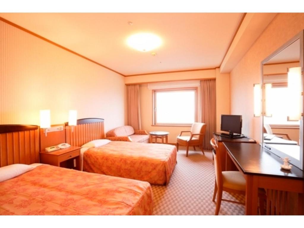 TōnoAeria Tohno - Vacation STAY 62232v的酒店客房配有两张床和一张书桌
