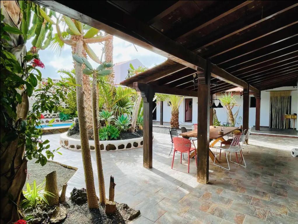维拉韦德Casa Cocolores的庭院设有木制凉亭和桌椅