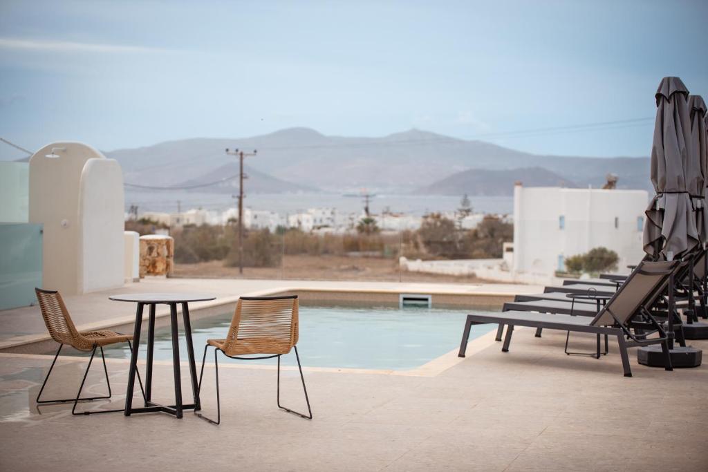 圣安娜纳克索斯Anais Of Naxos的游泳池旁的桌椅