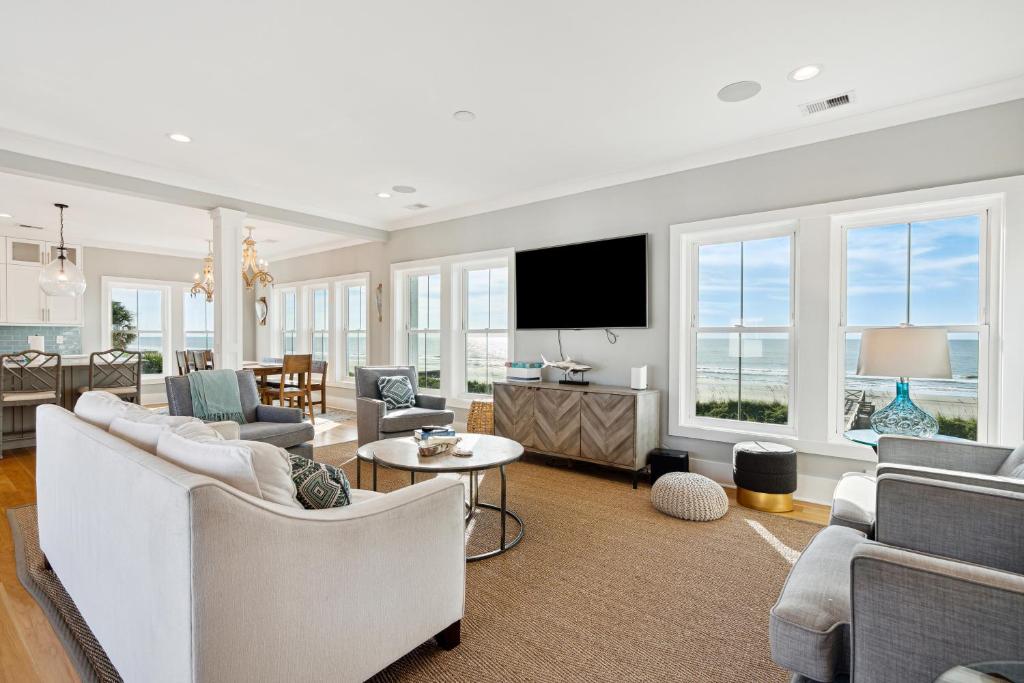 富丽海滩The Swell Life的客厅配有白色家具和平面电视