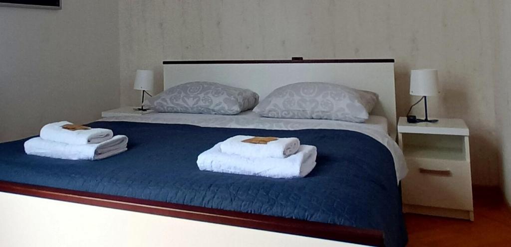 克拉科夫CENTRAL WAWEL Apartments的一间卧室配有带毛巾的床