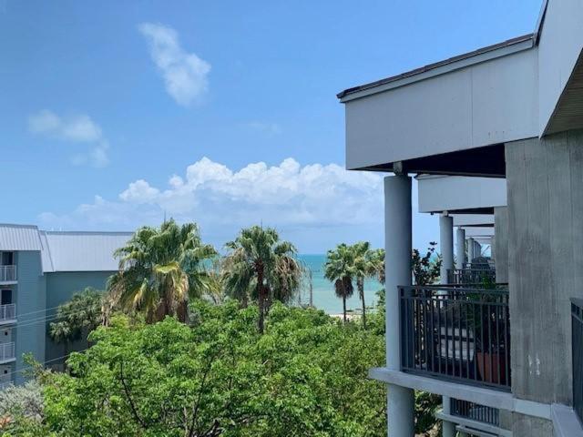 基韦斯特-Atlantic Sunrise Penthouse的棕榈树和海洋建筑的阳台