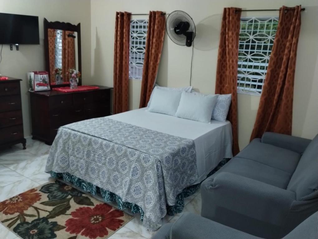 波特莫尔Diana's Portmore Retreat的一间卧室配有一张床和一把椅子