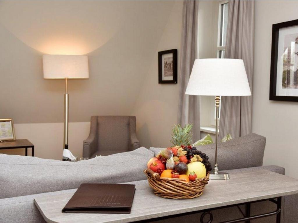 阿伦斯霍普Apartmentanlage Seezeichen的在酒店房间桌上放一篮水果