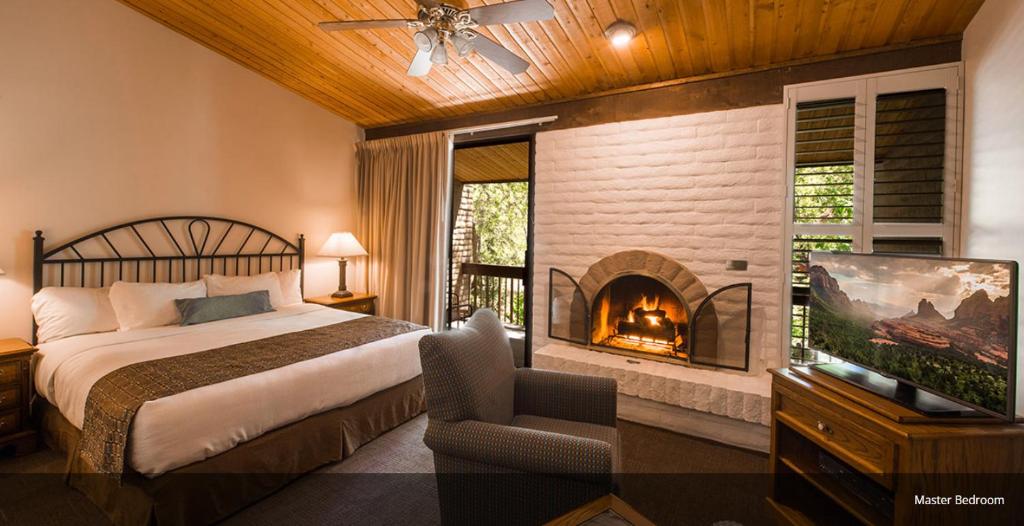 塞多纳Arroyo Roble Resort at Oak Creek的一间卧室配有一张床和一个壁炉
