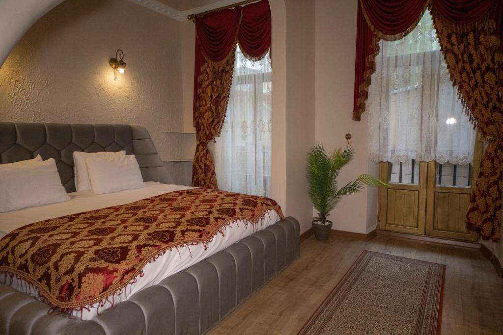 伊斯坦布尔BeyPort Hotel Taksim的一间卧室配有一张带皮革床头板的大床