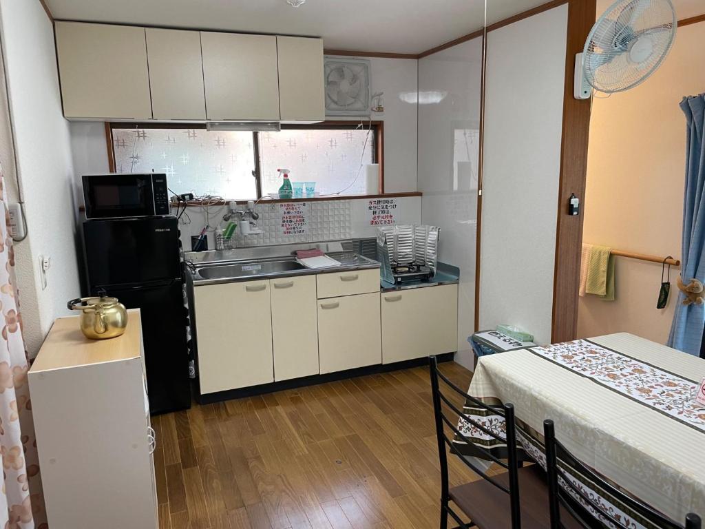 德之岛Yoka House - Vacation STAY 46247v的一间带水槽和冰箱的小厨房
