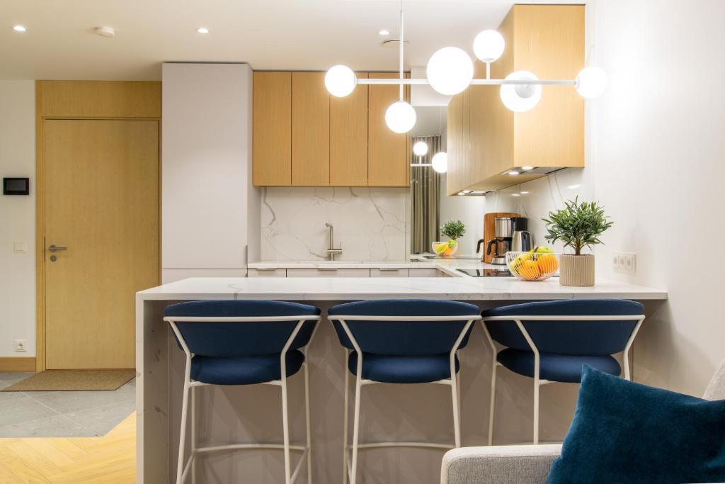 塔林Tobiase Residences - Luxury Apartments的厨房设有蓝酒吧凳子