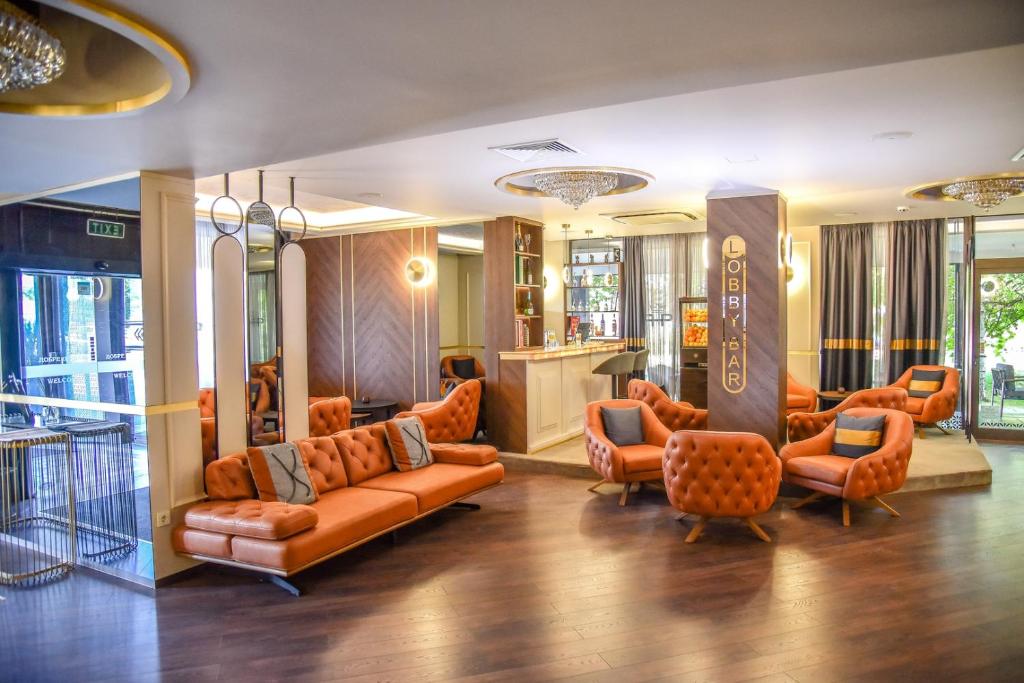 普罗夫迪夫普罗夫迪夫公园酒店的一个带沙发和椅子的大堂以及一个沙龙