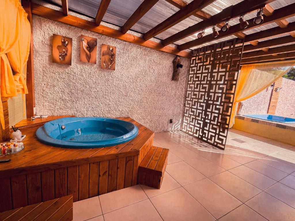 里奥格兰德Magic house banheira de hidromassagem e piscina的客房内的带按摩浴缸的浴室