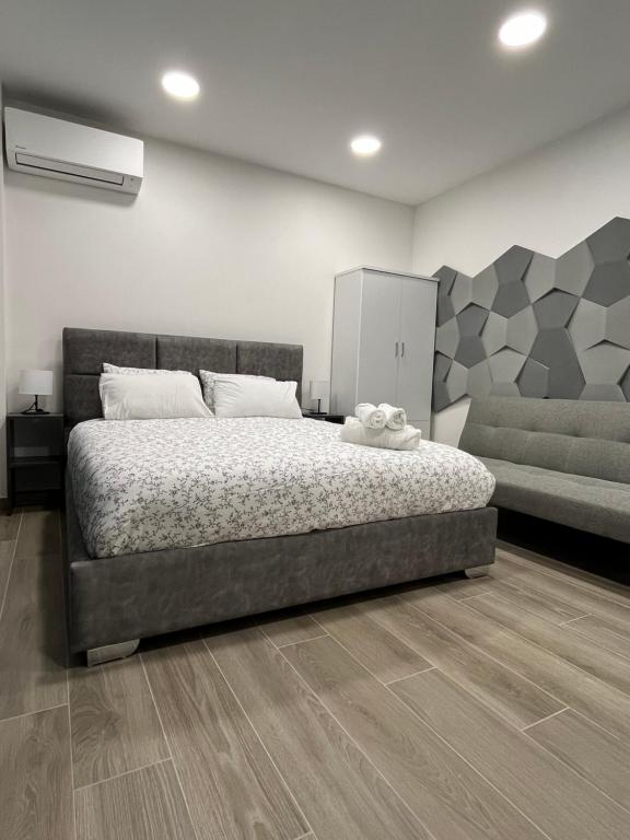 雅典Academy's Modern Apartments By Aesthetic & Luxurious Living的一间卧室配有一张床和一张沙发