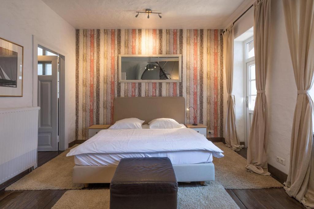 胡苏姆Lodge am Oxenweg - Zimmer 2的卧室配有白色的床