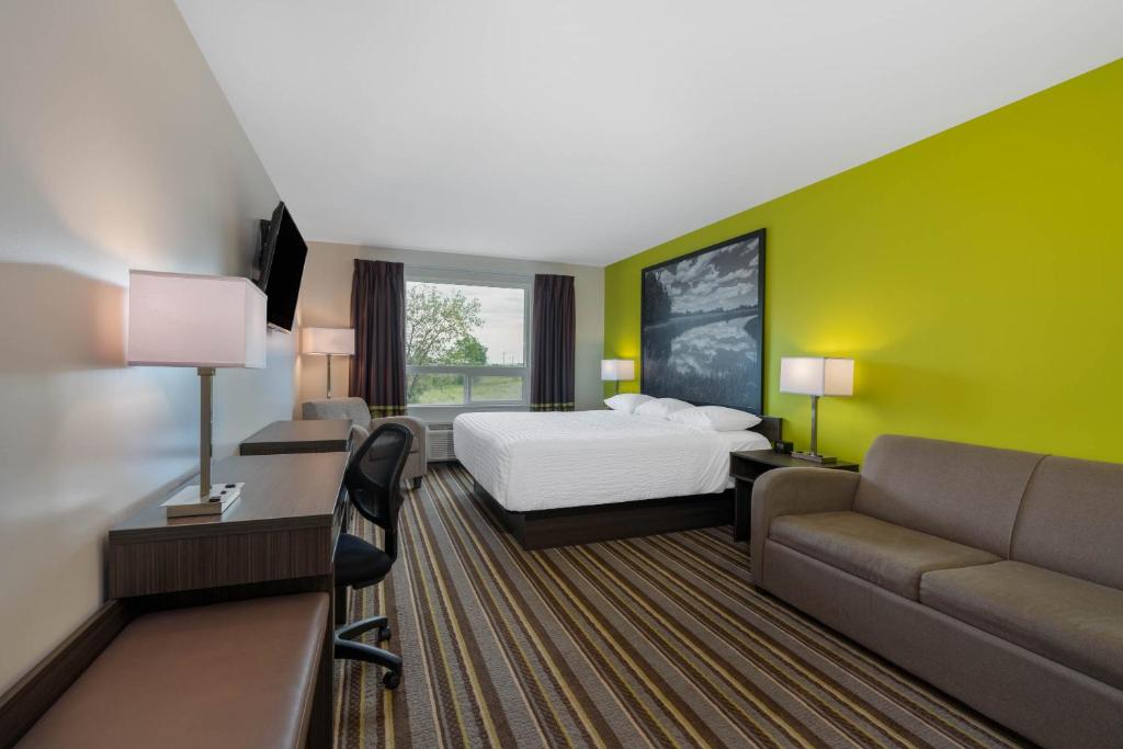 温尼伯温尼伯东速8汽车旅馆的酒店客房,配有床和沙发
