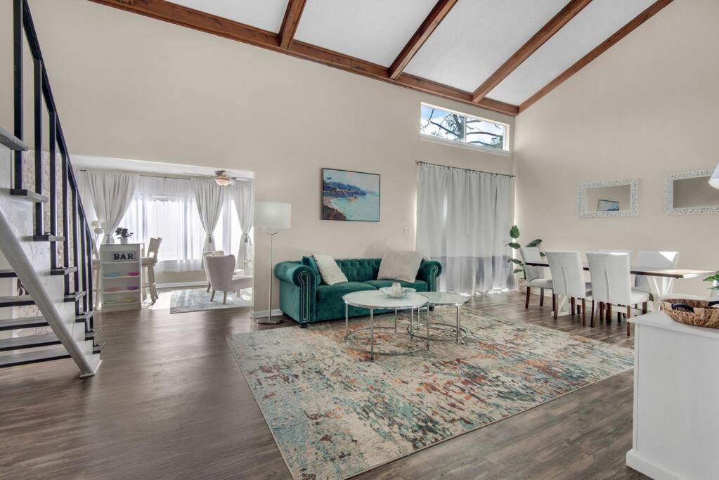 彭萨科拉Quiet Home, Perdido-Orange Bch, Golf View 3BR-2BT的客厅配有绿色沙发和桌子