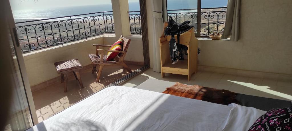 塔姆拉赫特乌兹达尔SurfAppart Morocco的卧室设有海景阳台。