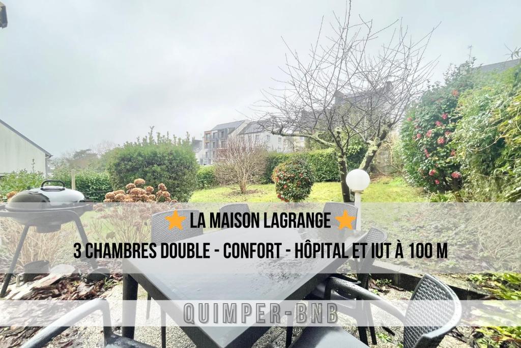 坎佩尔MAISON LAGRANGE - 3 chambres Quartier IUT Hôpital的围栏上带有房屋的街道标志