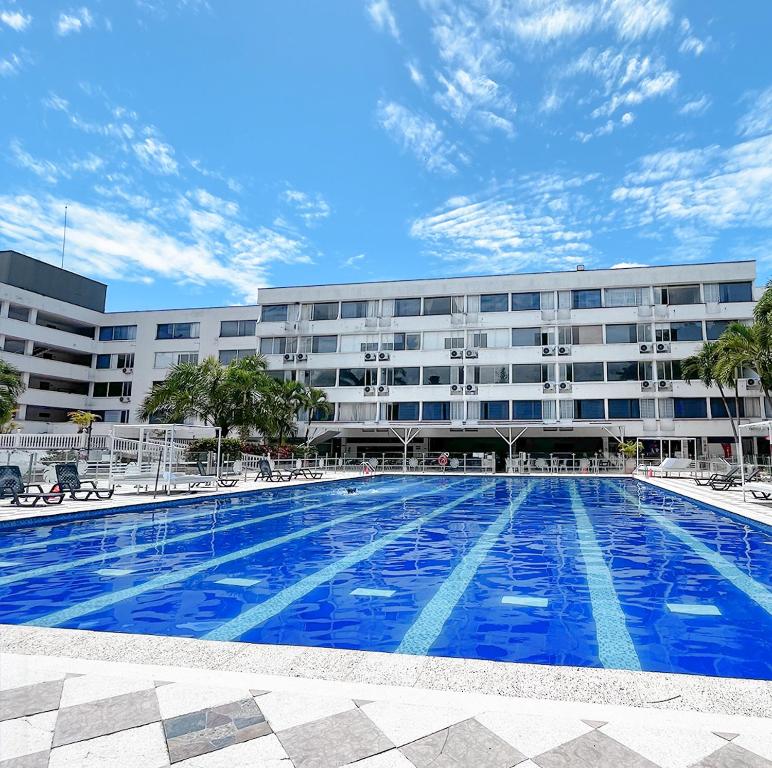 比亚维森西奥拉诺酒店的大楼前的大型游泳池