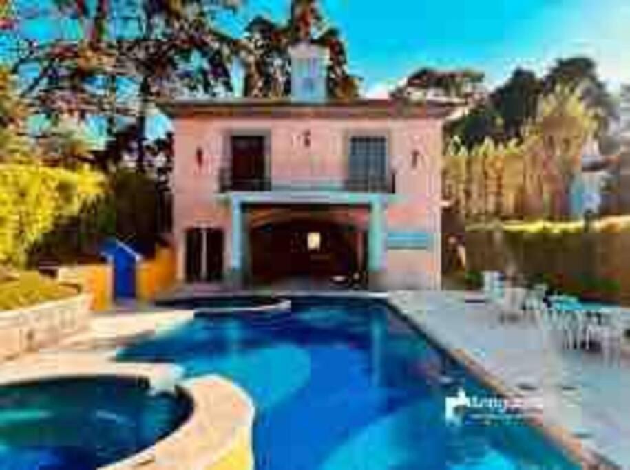 San Juan ObispoAcogedora casa con firepit的房屋前的大型游泳池