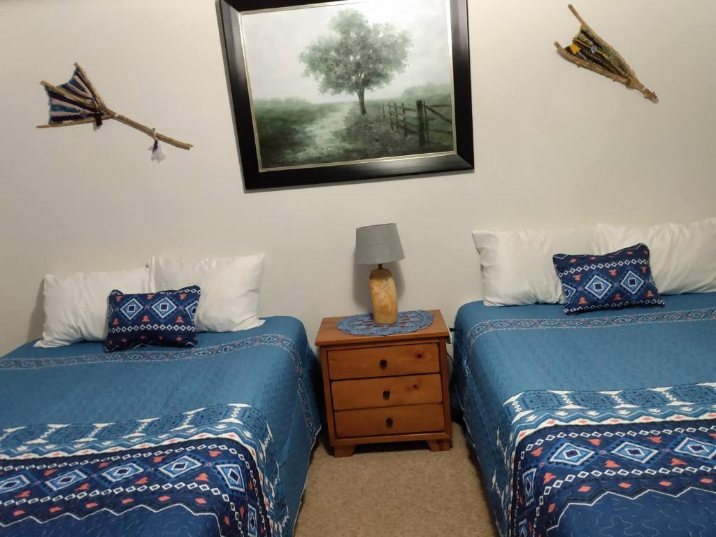 布拉夫莫奇汽车旅馆的一间卧室设有两张床和一张墙上的桌子。