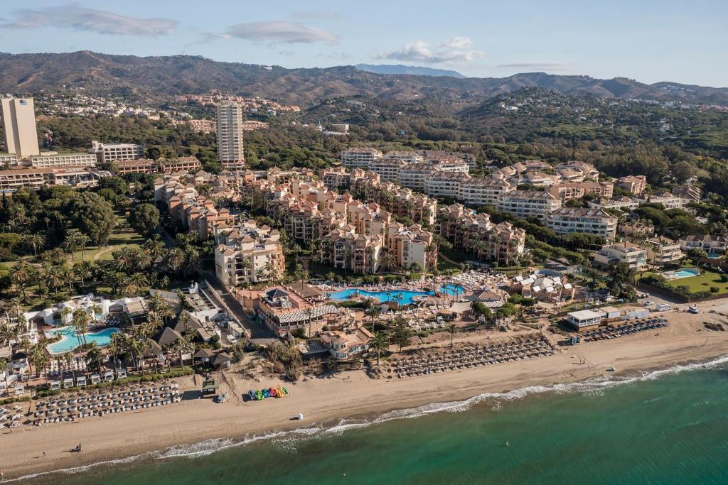 马贝拉Marriott's Marbella Beach Resort的海滩上的度假村的空中景致