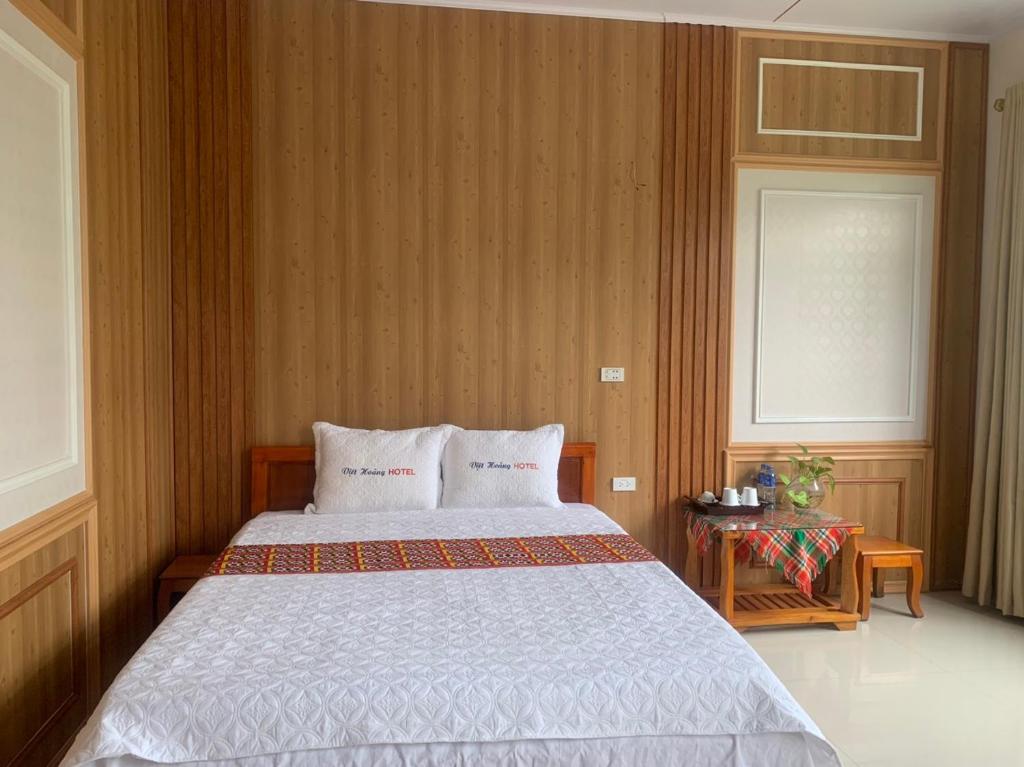Bảo LạcKhách sạn Việt Hoàng的一间卧室配有一张大床和两个枕头