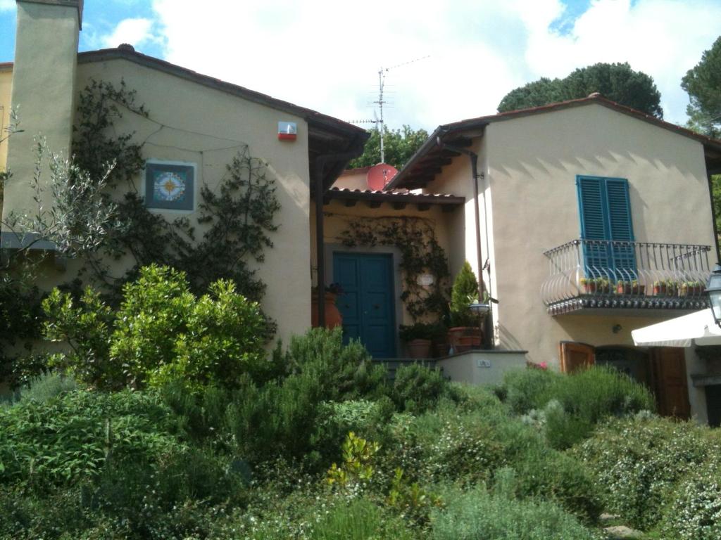 迪科马诺卡皮塔诺匹诺德利住宿加早餐旅馆的一间白色的小房子,设有蓝色的门