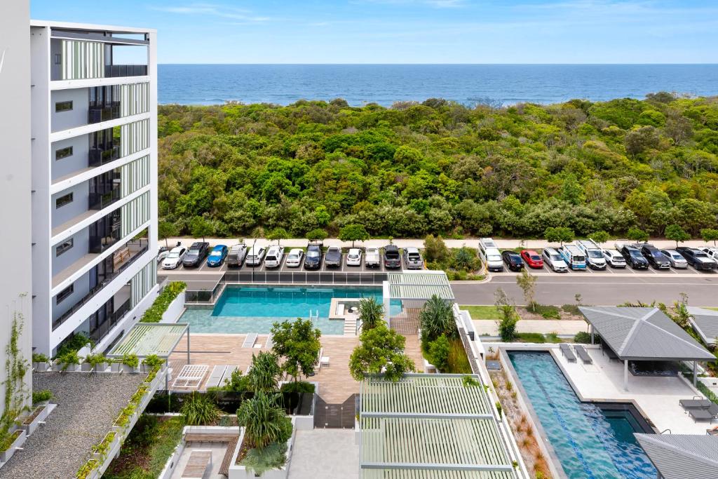 卡瓦纳华特斯Seanna Residences Bokarina Beach的享有酒店空中景致,设有游泳池和海洋