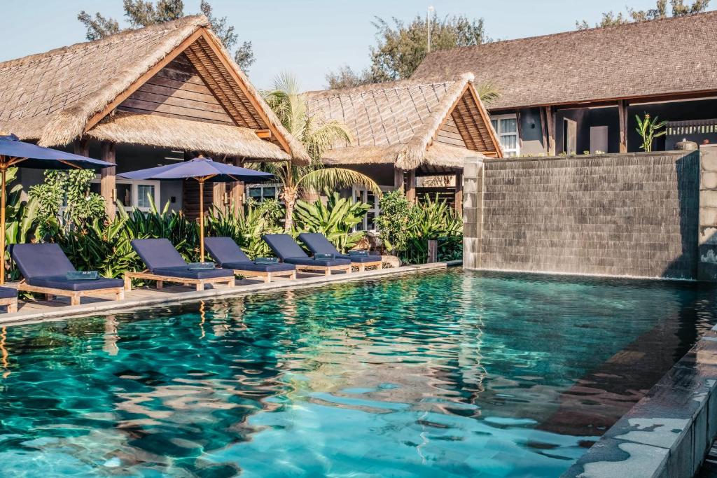 吉利美诺Meno House - Adults Only的一个带躺椅的度假村游泳池