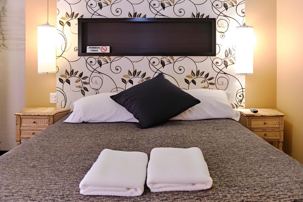 布宜诺斯艾利斯Pasaje Solar的一间卧室配有一张带两个白色枕头的床