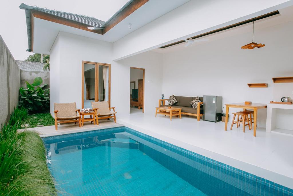 乌布Mahayoga Ubud Private Pool Villa And Spa的别墅内游泳池的形象