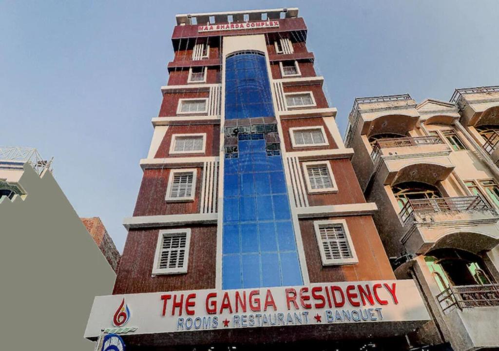 BārhThe Ganga Residency的前面有标志的高楼