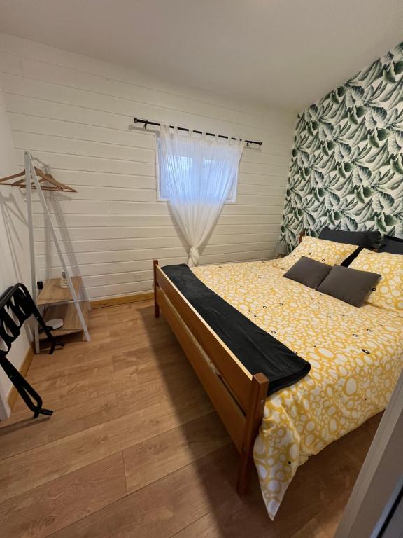 梅克西米约Les gîtes de la bergerie的一间卧室设有一张床和一个窗口