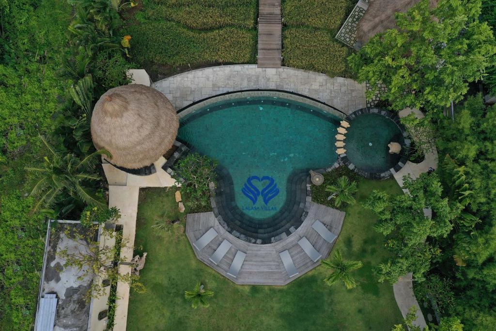 坎古Lalasa Villas Canggu的享有度假村游泳池的顶部景致