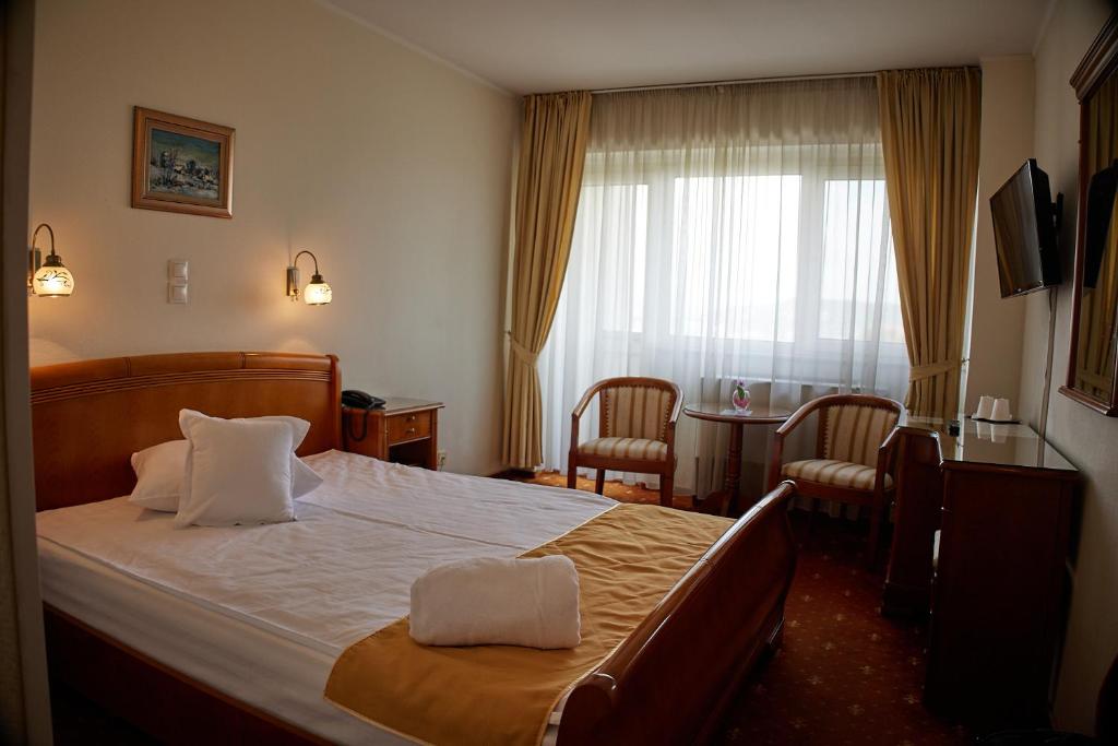 克卢日-纳波卡贝尔维德酒店的酒店客房设有床和窗户。