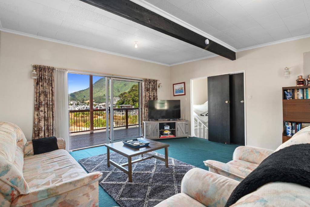皮克顿Coastal Charm - Picton Holiday Home的客厅配有两张沙发和一台电视机