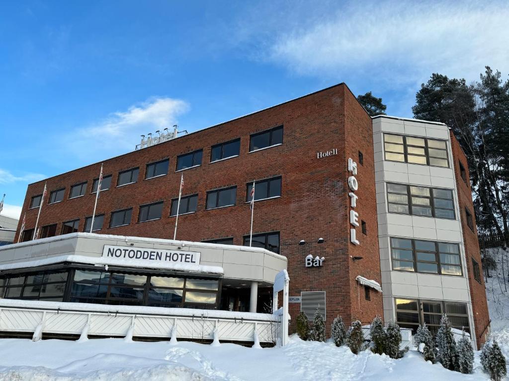 诺托登诺托登酒店的前面有雪的酒店大楼