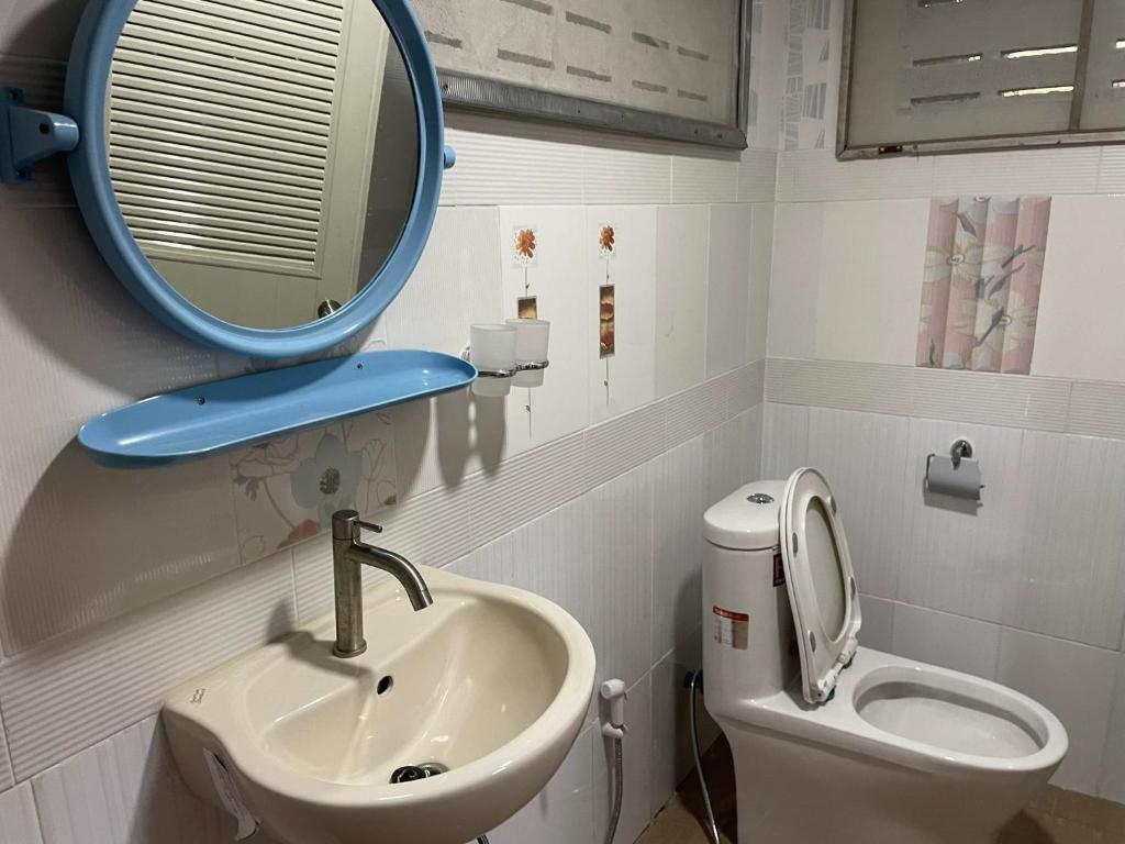 Ban Don Tum (1)Srihome ยายศรีโฮมแอนแคมป์ปิ้ง的一间带水槽、镜子和卫生间的浴室