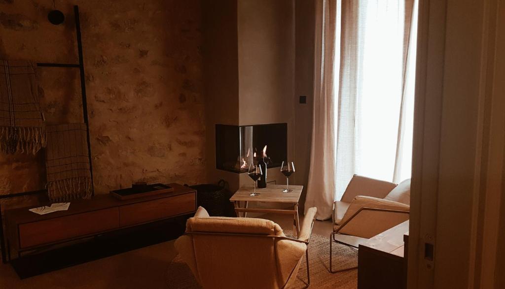 蒙罗约Torre del Marqués Hotel Spa & Winery - Small Luxury Hotels的客厅配有沙发和桌子