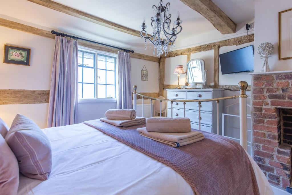 勒德洛Charlie's Cottage的一间卧室配有一张床和一个壁炉