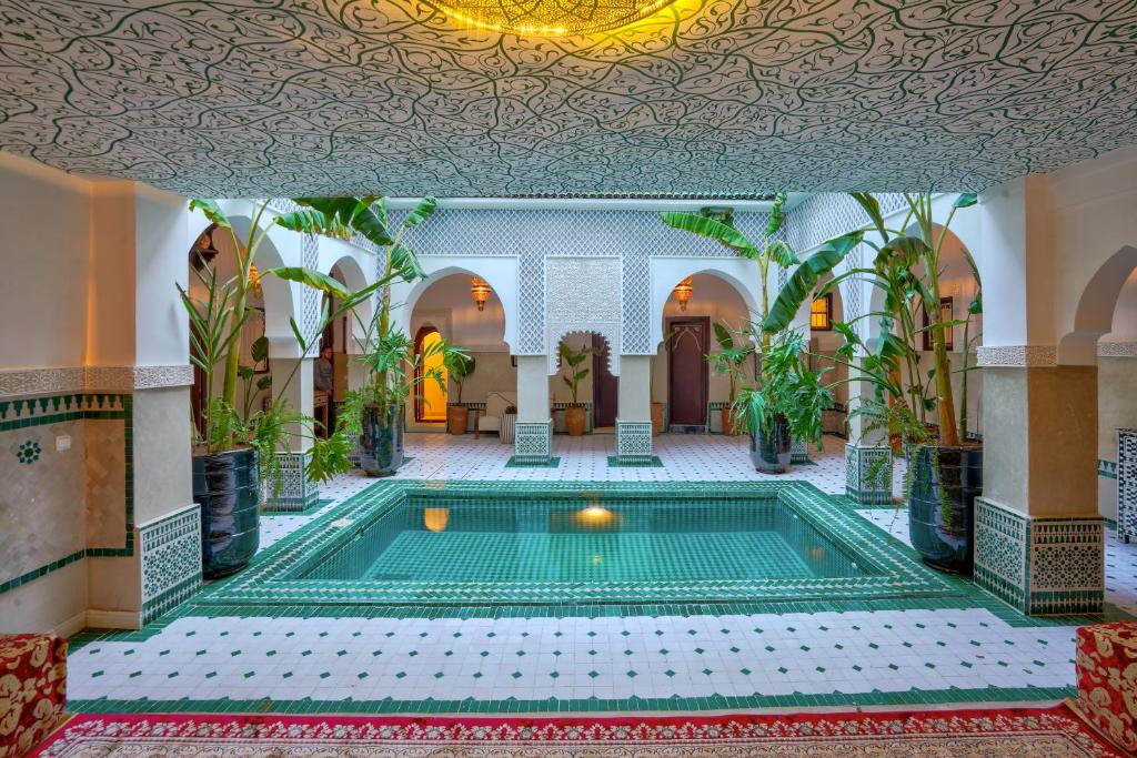 马拉喀什BÔ Riad Boutique Hotel & Spa的一座带天花板的建筑中的室内游泳池