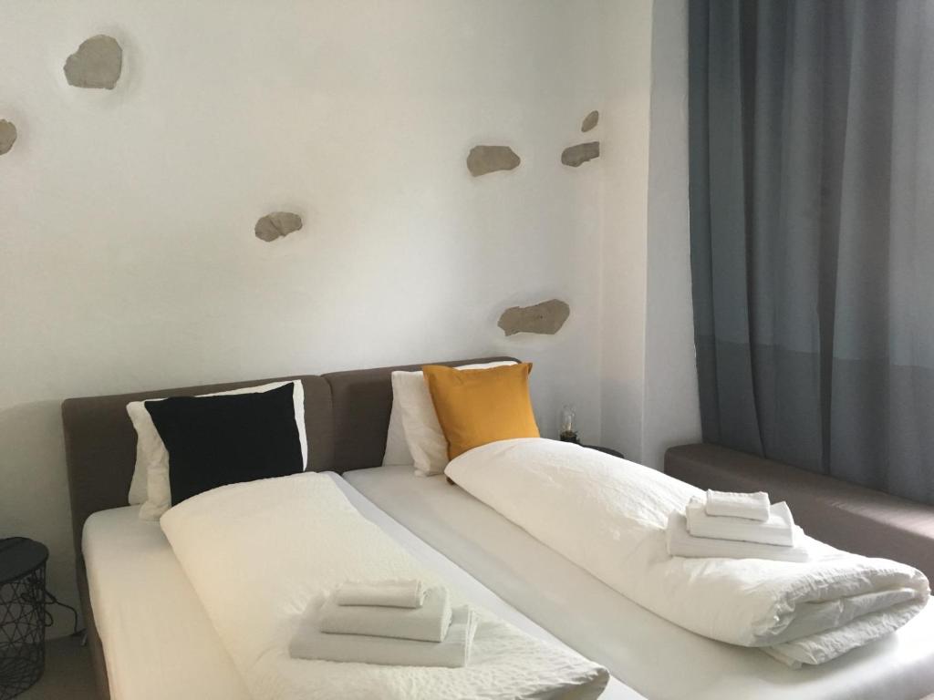 VilligenHotel zum Hirschen的房间里有一张床，上面有两个枕头