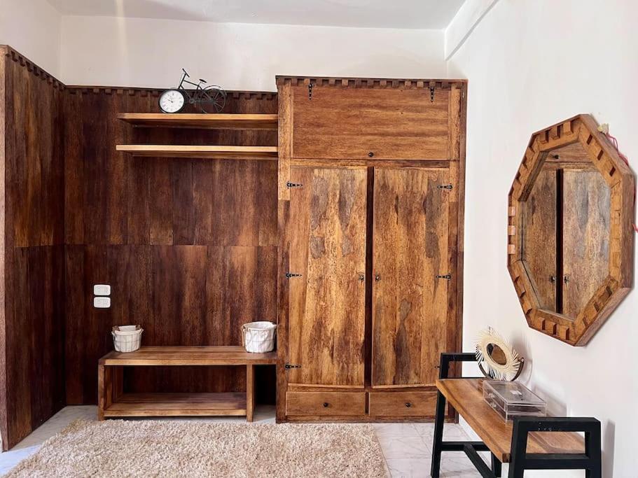 托泽尔Dar Zakaria Toursitic Area的一间设有木门和木桌的客房