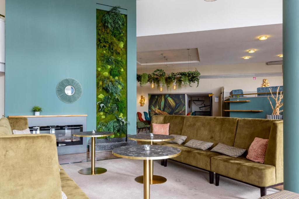 哥廷根Parkhotel Ropeter的客厅配有沙发和桌子