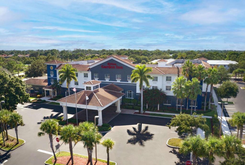 圣露西港圣露西港/美国职业高尔夫球协会村希尔顿花园酒店的棕榈树酒店空中景色