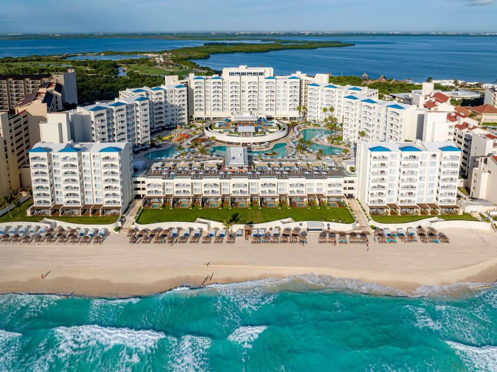 坎昆Hilton Cancun Mar Caribe All-Inclusive Resort的海滩上的度假村的空中景致